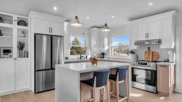 Jääkaappi, mikroaaltouuni, uuni, liesi