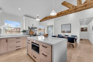 Réfrigérateur, four à micro-ondes, un four, surface de cuisson