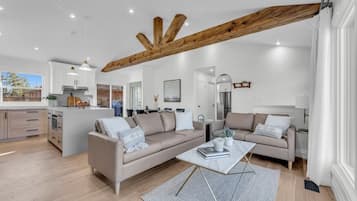 Una Smart TV, videojuegos, libros, una oficina