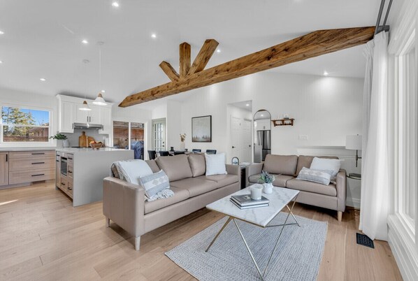 Téléviseur connecté, jeux vidéo, livres, bureau