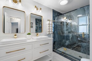Dusche, Haartrockner, Handtücher, Seife