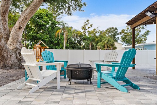 Large fully renovated beach house - with RV/boat hook-up! 4 min from the beach