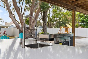 Property grounds - Large fully renovated beach house - with RV/boat hook-up! 4 min from the beach (St. Petersburg)