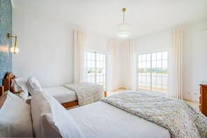 4 makuuhuonetta, tallelokero huoneessa, silitysrauta/-lauta