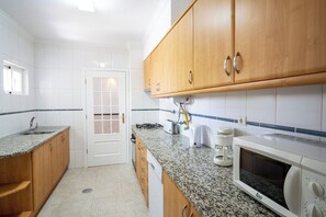 Kühlschrank, Mikrowelle, Wasserkocher mit Kaffee-/Teezubehör