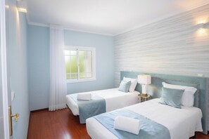 2 室のベッドルーム、セーフティボックス (室内)、アイロン / アイロン台、旅行用ベビーベッド