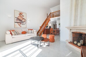 TV, fireplace