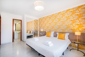 3 عدّة غرف نوم وخزنة داخل الغرفة ومكواة/لوح كي وسرير سفر