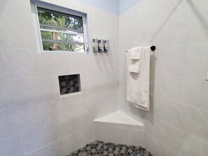 Hair dryer, towels, soap, toilet paper - Cozy one bedroom studio (The Valley)