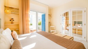 A hotel room with a large bed, a wardrobe, a desk, and a balcony. - All Dreams Villa - Windmill Hill By Dreamplaces (Albufeira)