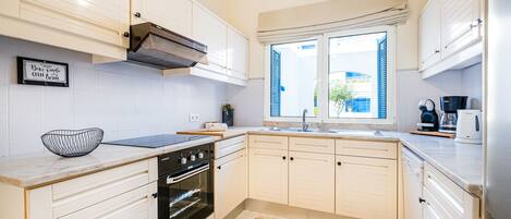 Kjøleskap, mikrobølgeovn, ovn og oppvaskmaskin