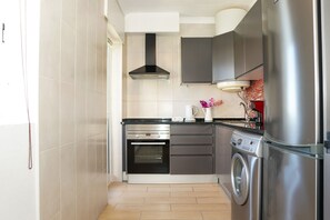 Jääkaappi, mikroaaltouuni, uuni, kahvin-/teenkeitin