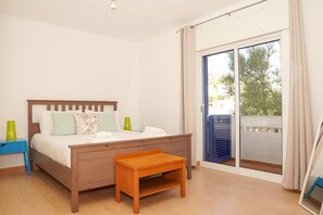 1 makuuhuone, tallelokero huoneessa, silitysrauta/-lauta