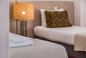 2 chambres, coffres-forts dans les chambres, fer et planche à repasser