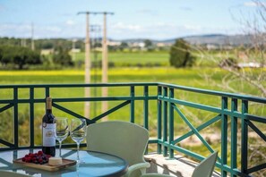 Outdoor dining - Milene - Falésia Field & Beach Retreat (Albufeira)