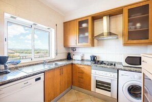 Fridge, microwave, oven, dishwasher - Milene - Falésia Field & Beach Retreat (Albufeira)