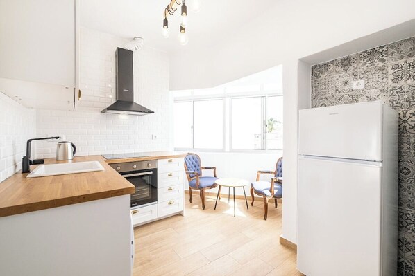 Fridge, microwave, oven, dishwasher - SERAFIM BEACH APARTMENT - Heart of the Old Town (Albufeira)