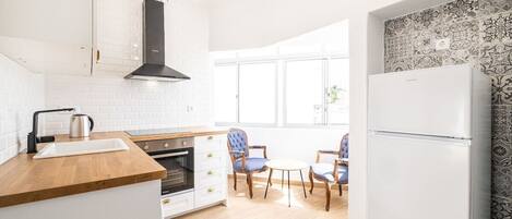 Kylskåp, mikrovågsugn, ugn och diskmaskin