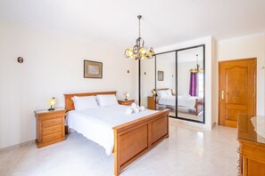 4 soverom, safe på rommet, strykejern/-brett og wi-fi (inkludert)