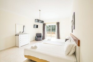 4 bedrooms, in-room safe, iron/ironing board, free WiFi