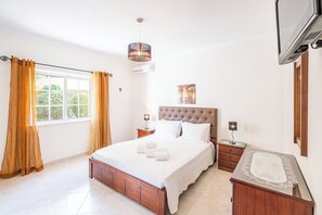 4 makuuhuonetta, tallelokero huoneessa, silitysrauta/-lauta