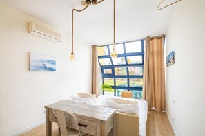 2 室のベッドルーム、セーフティボックス (室内)、アイロン / アイロン台、WiFi (無料)