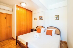 In-room safe, iron/ironing board, travel cot, free WiFi - Vista Marina Apartment (Albufeira)