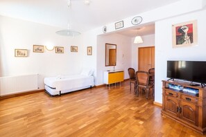 In-room safe, iron/ironing board, travel crib, free WiFi