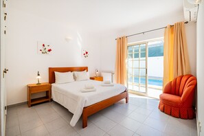 3 soverom, safe på rommet, strykejern/-brett og reiseseng for barn