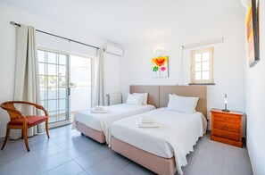 3 soverom, safe på rommet, strykejern/-brett og reiseseng for barn