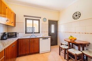 Fridge, microwave, oven, dishwasher - Villa Pinheiro by Dreamplaces (Albufeira)