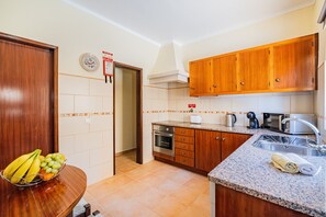 Fridge, microwave, oven, dishwasher - Villa Pinheiro by Dreamplaces (Albufeira)