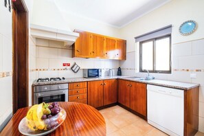 Fridge, microwave, oven, dishwasher - Villa Pinheiro - Marina View with Poolside Relaxation (Albufeira)