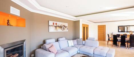 Televisión, chimenea