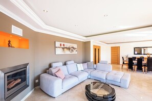 Televisión y chimenea 