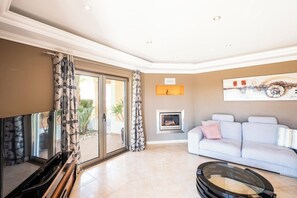 TV, fireplace