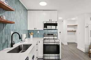 Refrigerador, microondas, horno y parrilla de estufa 