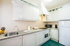 Fridge, microwave, oven, coffee/tea maker