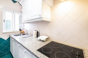 Fridge, microwave, oven, coffee/tea maker