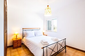 Een kluis op de kamer, een strijkplank/strijkijzer, gratis wifi