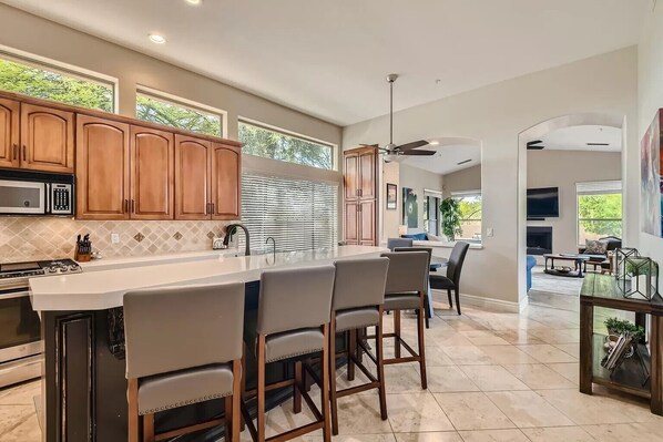 Fridge, microwave, oven, stovetop - North Scottsdale private oasis suitable for families or larger groups (Scottsdale)