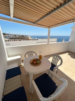 Outdoor dining - Vista del Mar Guest House (Albufeira)