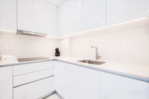 Fridge, microwave, oven, coffee/tea maker