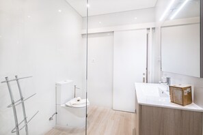 Dusj, hårføner og håndklær