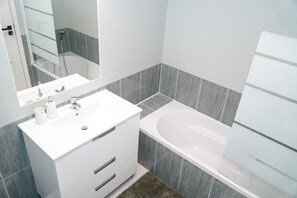 Douche, sèche-cheveux, serviettes fournies