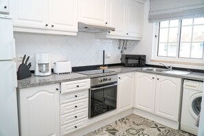 冷蔵庫、電子レンジ、オーブン、コーヒー / ティーメーカー