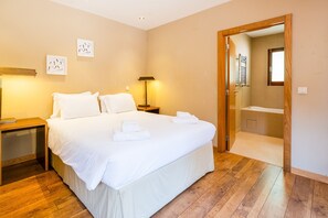 2 bedrooms, in-room safe, iron/ironing board, free WiFi