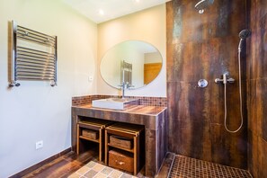 Douche, serviettes fournies