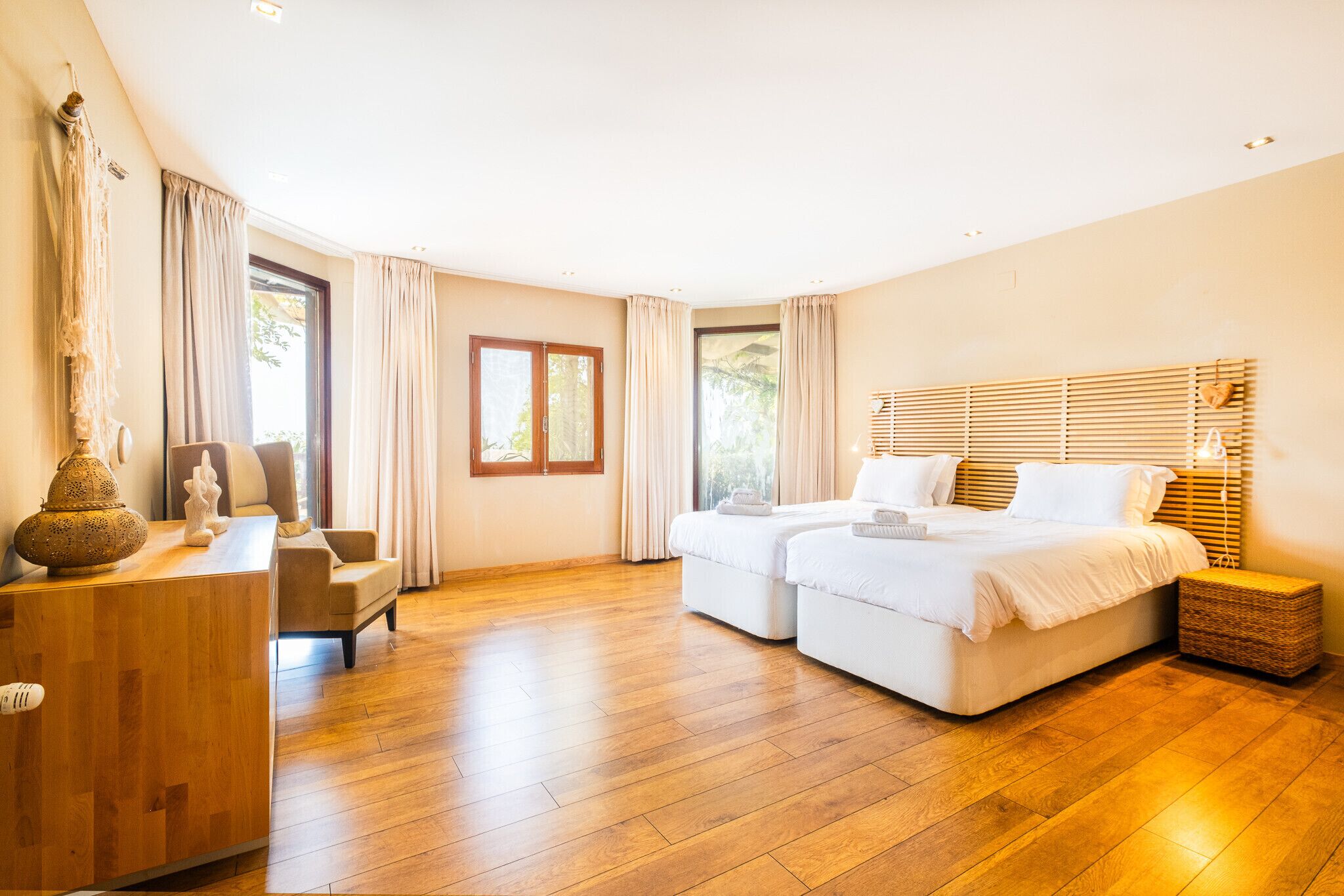 3 bedrooms, in-room safe, iron/ironing board, WiFi (free)