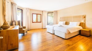 A spacious bedroom with two beds, a wooden desk, and a large window with curtains. - Casa Picota-Countryside & Pool (Boliqueime)